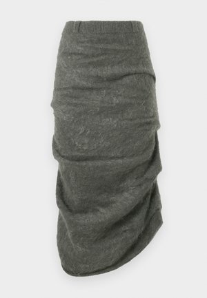 Donkergrijze asymmetrische mohair rok met gerimpelde textuur en een aansluitende tailleband, plat weergegeven op een witte achtergrond.