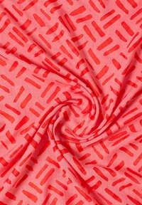 Tessuto corallo con una trama liscia, caratterizzato da un motivo astratto di forme di pennellate rosse verticali e orizzontali su uno sfondo chiaro.
