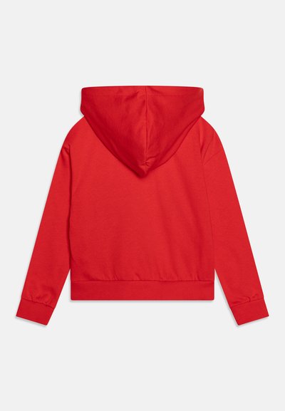 Rød hettegenser med lange ermer, laget av mykt stoff. Har ribbestrikket kant og mansjetter, enkel design og en midt-ryggen søm.