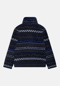 Pullover in pile a motivi nei colori marrone scuro, blu e bianco. Presenta un colletto alto e intricati design geometrici lungo la schiena.