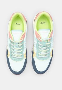 Sneakers azzurri e verdi con accenti rosa, giallo e blu navy; materiali in rete e pelle; punta rotonda; chiusura con lacci.