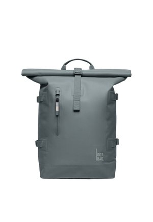 Grå rulle-top rygsæk med lynlåslomme foran, justerbare side stropper, top håndtag og "GOT BAG" logo nederst til højre.