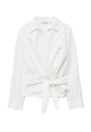 Bijela košulja s dugim rukavima i preklopom, s ovratnikom, kopčanjem na gumbe i pamučnim remenom zavezanom u struku.