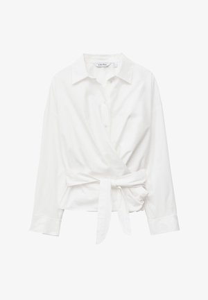 Bijela košulja s dugim rukavima i preklopom, s ovratnikom, kopčanjem na gumbe i pamučnim remenom zavezanom u struku.