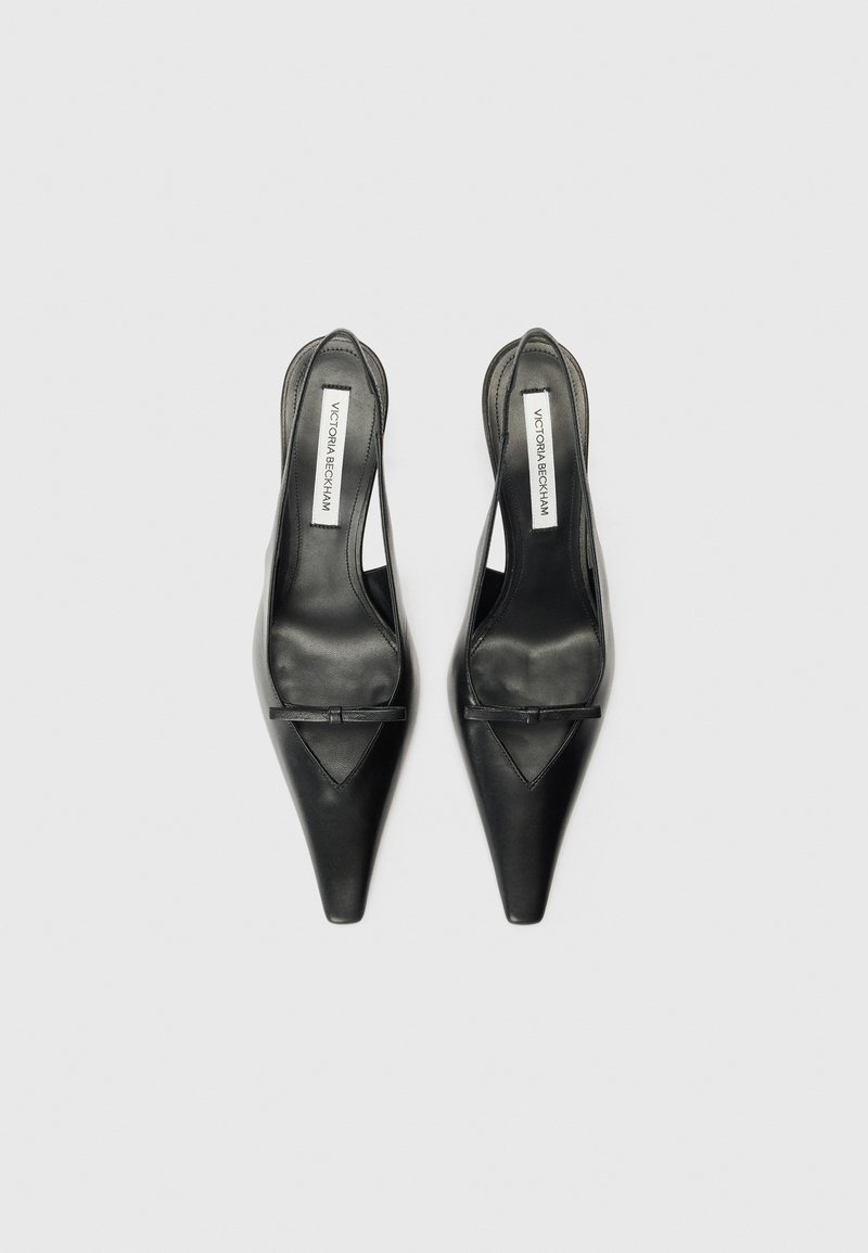 Sorte læderslingbacks med spids tå, der har et vinklet udskæringsdesign og en lille sløjfeaccent på overlappen.