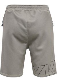 Grå sportshorts i texturerat tyg. Har resår i midjan, fickor med dragkedja och en svart geometrisk logotyp på vänster sida.