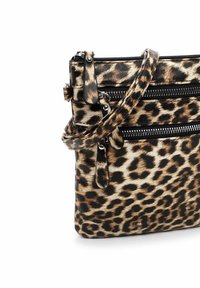 Leopardenmuster-Crossbody-Tasche aus Kunstleder mit mehreren Reißverschlusstaschen und strukturierter Oberfläche. Verstellbarer Riemen für vielseitige Tragemöglichkeiten.
