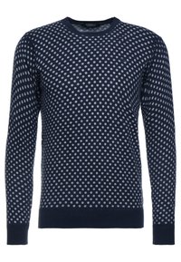 Námořnicky modrý svetr s dlouhými rukávy, bílými puntíky, kulatým výstřihem a žebrovanými manžetami a lemem.