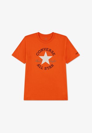 Hell orangefarbenes T-Shirt mit kurzen Ärmeln, einem weißen Stern und schwarzem "Converse All Star Chuck Taylor"-Text auf der Vorderseite sowie kleinem Logo auf dem Ärmel.