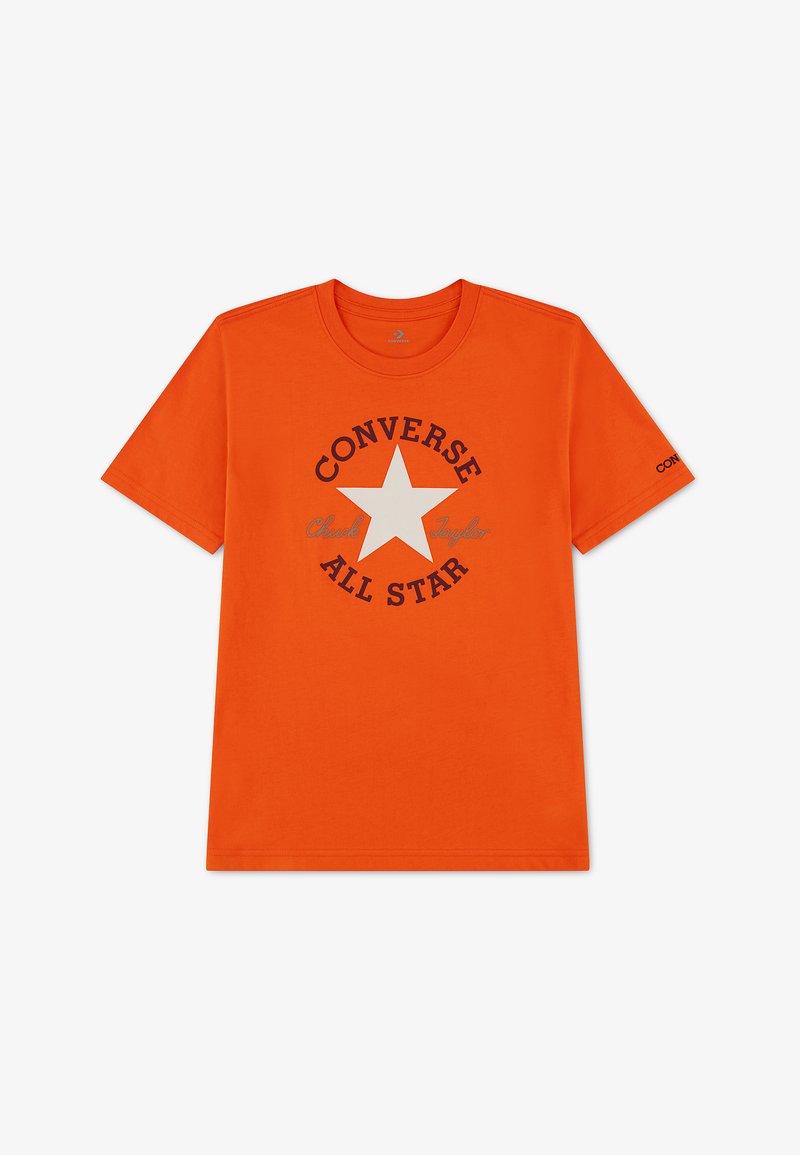 T-shirt orange vif à manches courtes avec une étoile blanche et un texte noir "Converse All Star Chuck Taylor" sur le devant et un petit logo sur la manche.