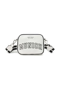 Bijela crossbody torba s natpisom "MUNICH" u podebljanim crnim slovima, crnim akcentima, kvadratnog oblika, podesivim remenom i metalnim detaljima.