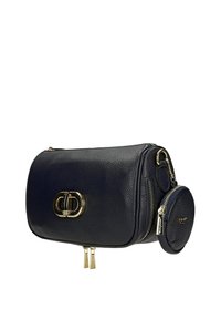 Zwarte leren crossbodytas met goudkleurige hardware, dubbele ritssluiting en een klein rond muntportemonneetje bevestigd met een gesp.