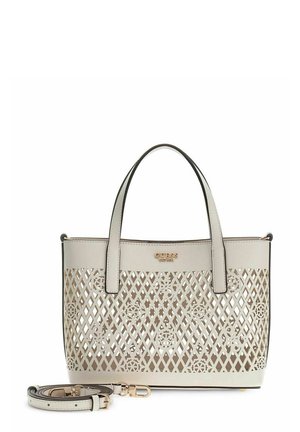Beige Guess håndtaske med gitter- og blomstermønstrede udskæringer, dobbelte top-håndtag og aftagelig skulderrem placeret foran.