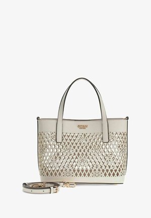 Sac à main Guess beige avec découpes en forme de treillis et de fleurs, double poignées supérieures et bandoulière détachable placée devant.