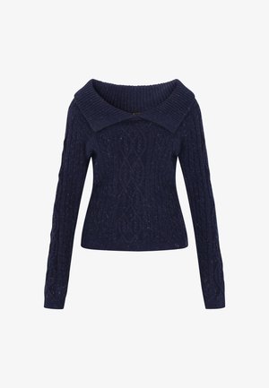 Tamsiai mėlynas megztinis su plačiu briaunotu apykakle, ilgomis rankovėmis ir su kabliuko mezgimo dizainu, kuriame yra subtilių dėmių.