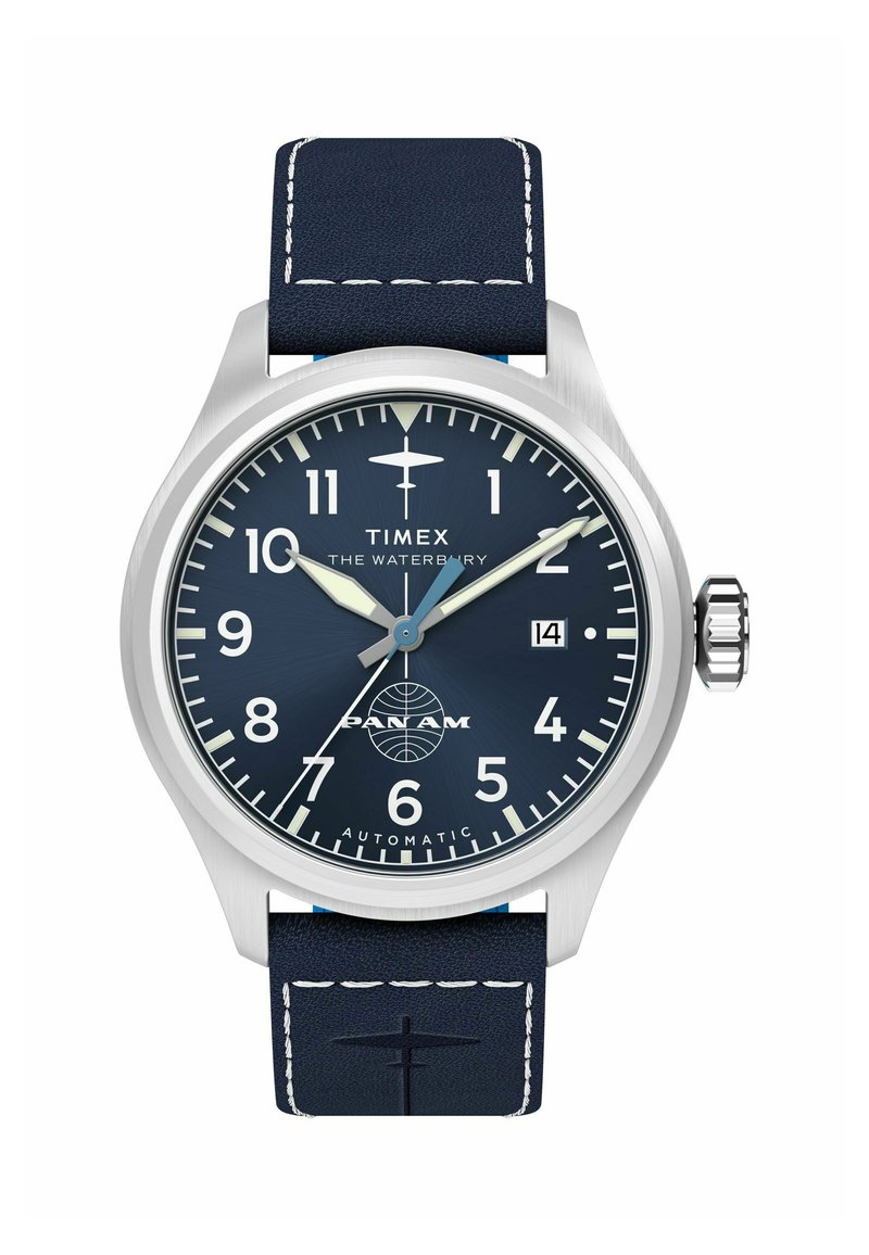 Automatické hodinky Timex Waterbury s tmavomodrým ciferníkom, bielymi číslicami, logom lietadla, oknom s dátumom a tmavomodrým koženým remienkom s bielym prešívaním.