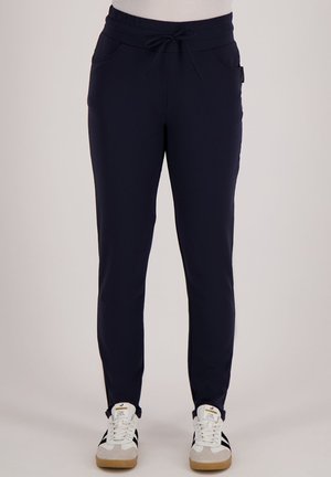 Marine joggers gemaakt van zachte stof. Voorzien van een elastische tailleband met een koord, zijzakken en een getailleerde pasvorm.
