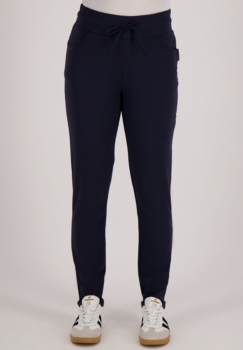Marine joggers gemaakt van zachte stof. Voorzien van een elastische tailleband met een koord, zijzakken en een getailleerde pasvorm.