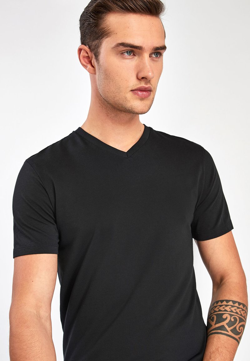 Camiseta L'Essentiel Musgo Algodón Cuello V Hombre
