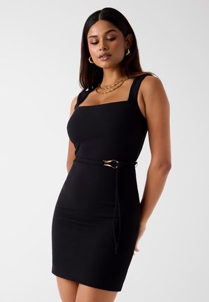 Czarna dopasowana sukienka z kwadratowym dekoltem, szerokimi ramiączkami i paskiem z akcentem w kolorze złota. Gładki, elastyczny materiał o sylwetce dopasowanej do ciała.