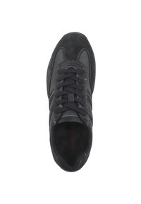 Scarpa sportiva grigio scuro con materiale in suede e mesh, design con lacci, cuciture bianche a contrasto e interno imbottito.