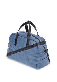 Μπλε τσάντα από τζην υλικό με μαύρες δερμάτινες λεπτομέρειες, κλείσιμο με φερμουάρ, δύο κοντές λαβές και αποσπώμενος ιμάντας ώμου. Διαθέτει υφασμάτινες πλαϊνές πάνελ.