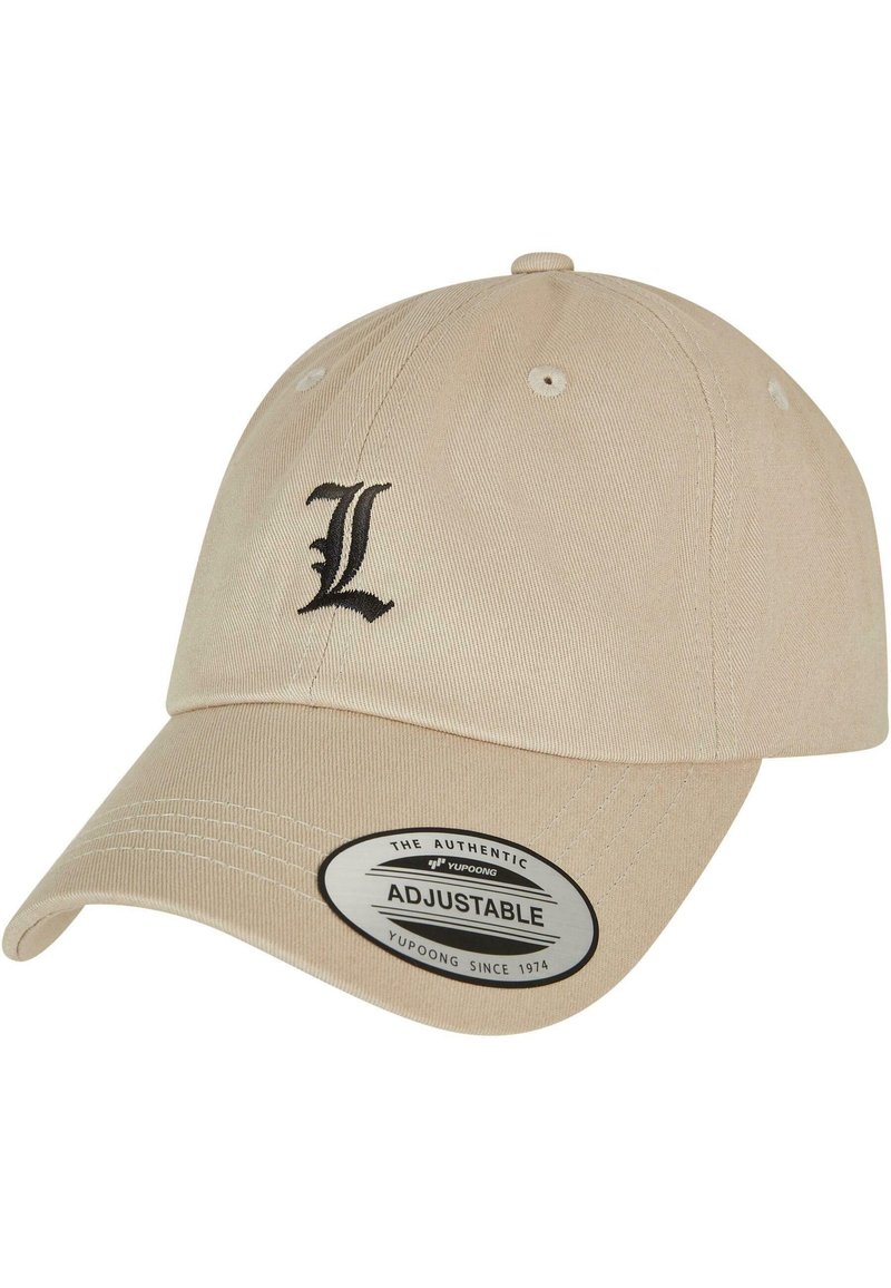 Beige állítható baseball sapka fekete hímzett "L" betűvel, varrás részletekkel és egy kis kerek címkével a napszemüvegen.