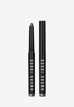 Bobbi Brown øjenstift i sort emballage med hvid tekst. Spidsen er rundet og har en metallisk taupefarve. Indeholder to påføringsværktøjer.