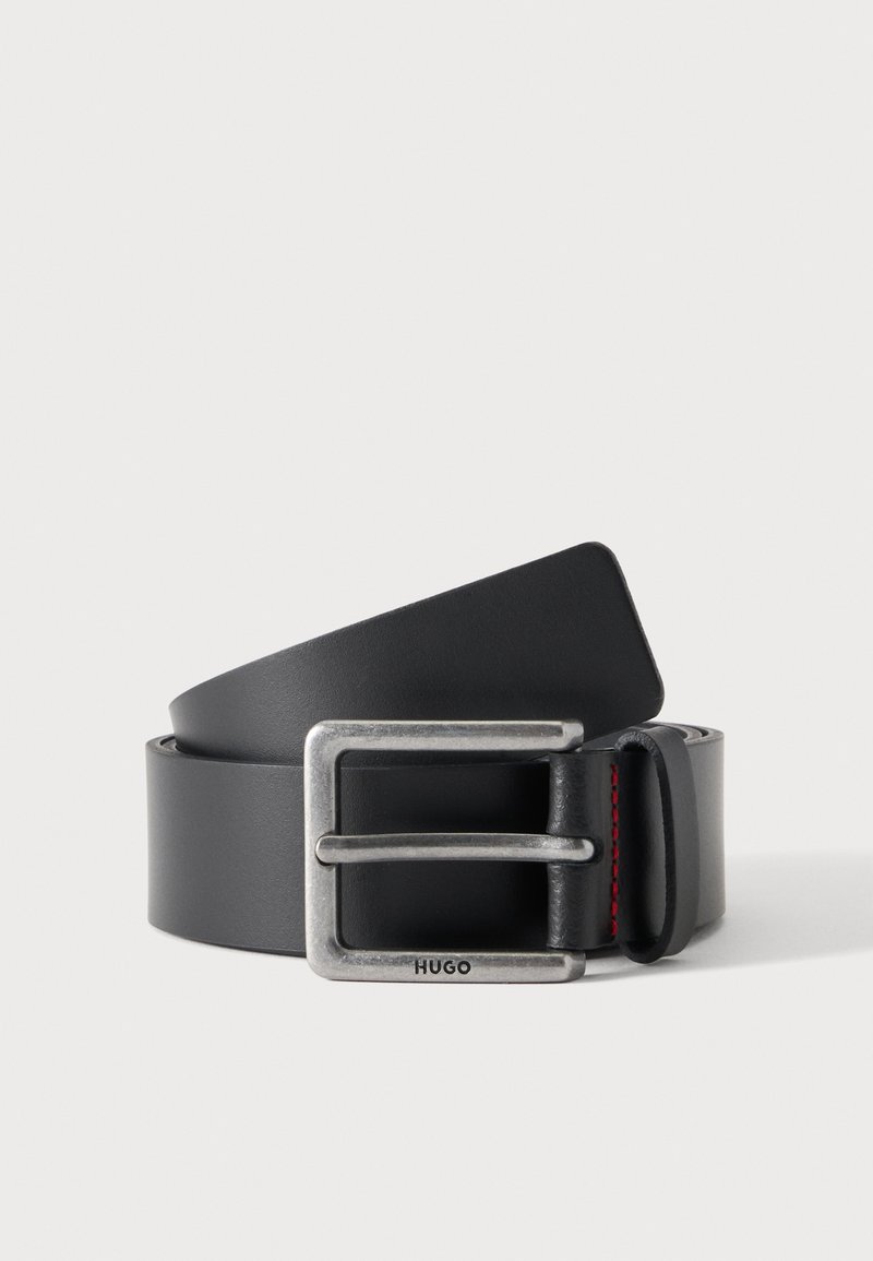 Ceinture en cuir noire roulée avec une boucle rectangulaire en argent gravée "HUGO" et une boucle en cuir avec une couture rouge.