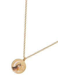 Guldkedja med runt hänge som visar en ylande varg, en halvmåne och en liten sol med en pärla i mitten mot en vit bakgrund.