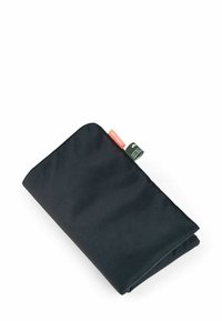Čierna, zložená tkaninová peňaženka s hladkým povrchom. Na okraji sú viditeľné štítky v červenej a zelenej farbe, ktoré označujú materiál a pokyny na údržbu.