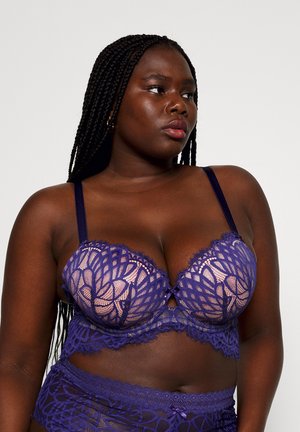 Μωβ δαντελένιο σουτιέν με λουλουδάτο σχέδιο, ενισχυμένα μπροστινά cups και τελείωμα από δαντέλα με κοφτά. Περιλαμβάνει ρυθμιζόμενους ιμάντες και λεπτομέρεια σε σχήμα κλειδώματος στο κέντρο.