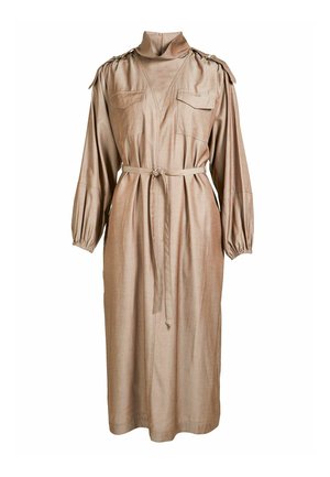 Lange beige midi-jurk met hoge kraag, taille met ceintuur, lange pofmouwen, schouderepauletten en borstflapzakken.