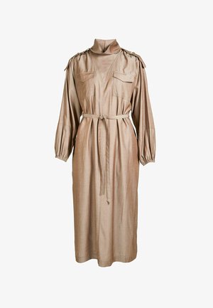 Vestido midi largo beige con cuello alto, cintura con cinturón, mangas largas abullonadas, hombreras y bolsillos con solapa en el pecho.