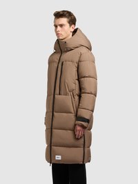 Gevulde bruine winterjas met capuchon, verticale ritssluitingen op de zakken, zwarte accenten en een ontwerp tot aan de knie.