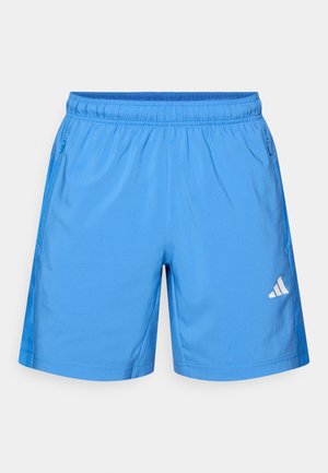 Ανοιχτό μπλε αθλητικό σορτς από συνθετικό υλικό, με ελαστική μέση και λευκό λογότυπο στο κάτω δεξί μέρος.