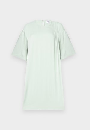 Lichtgroene jurk met korte mouwen, gemaakt van zachte stof, met een ronde halslijn en een subtiele sleutelgatopening op de rug.