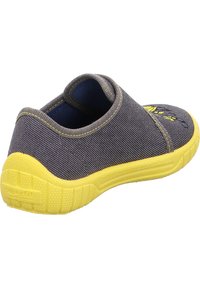 Scarpa in tessuto grigia con suola in gomma gialla, retro arrotondato, superficie texturizzata e cucitura gialla. Presenta il logo sul lato.