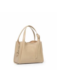 Borsa a mano in pelle beige con forma strutturata, manici doppi corti e tracolla staccabile. Presenta una chiusura con zipper e un logo impresso.