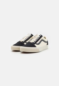 Snøresneakers med øverdel i marineblå sued, kremfargede canvaspaneler og hvit gummisåle. Har kontrasterende sømmer og klassisk sidestrek.