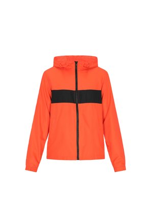 Jachetă cu glugă portocalie, cu o dungi orizontale negre pe piept, închidere prin fermoar și manșete elastice pentru o ajustare strânsă. Material ușor, rezistent la apă.