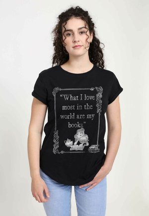 Schwarzes Baumwoll-T-Shirt mit weißen illustrativen Texten und Grafiken eines Mädchens, das mit einer Teekanne und Büchern liest, runder Ausschnitt und umgeschlagenen Ärmeln.