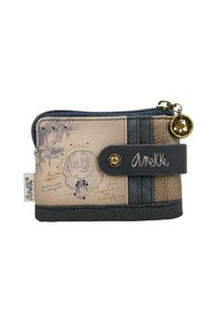 Piccolo portafoglio beige e nero con chiusura a zip e a scatto, caratterizzato da un'illustrazione di una ragazza, testo decorativo e un ciondolo metallico rotondo.