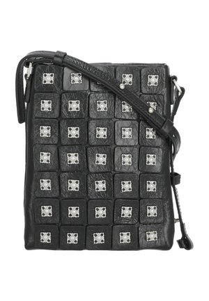 Borsa a tracolla in pelle nera con patch quadrati, ognuno con un borchietto decorativo in argento al centro, e tracolla regolabile.