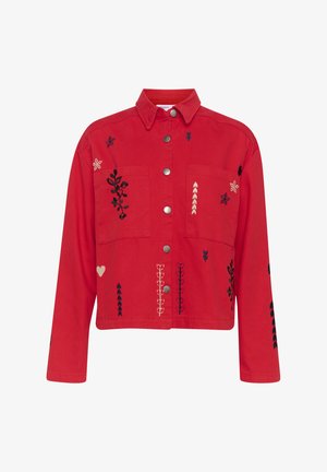 Chaqueta roja abotonada con cuello, dos bolsillos frontales y detalles bordados de flores y corazones en negro, blanco y azul marino.