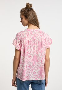 Blusa a maniche corte in rosa chiaro con stampa paisley, caratterizzata da una vestibilità rilassata, schiena arricciata e morbido tessuto di cotone.