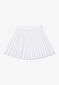 Λευκή φούστα με πιέτες και επίπεδη μέση. Κατασκευασμένη από ελαφρύ ύφασμα, διαθέτει κάθετες πιέτες για υφή και ροή στη φάσα.