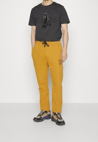 HUGO Camiseta estampada - dark grey