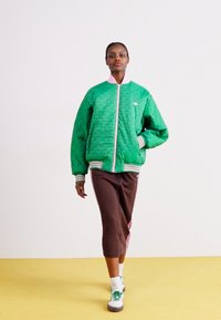 adidas Originals Bomber tipa jaka - green/true pink