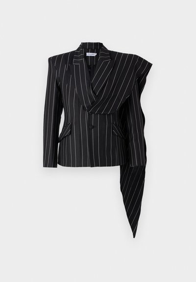 Czarno-biała marynarka w paski z podwieszanym kołnierzem, z jednym guzikiem z przodu i asymetrycznym krojem rękawów. Posiada dwie przednie kieszenie.
